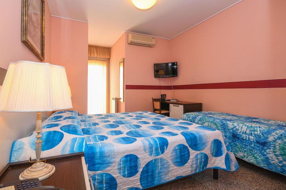 Standard Triple Room, Ensuite photo 3