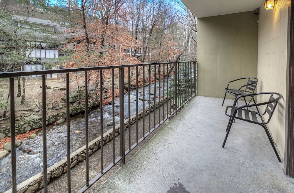Riverside Deluxe King with Fireplace. - Photo 11
