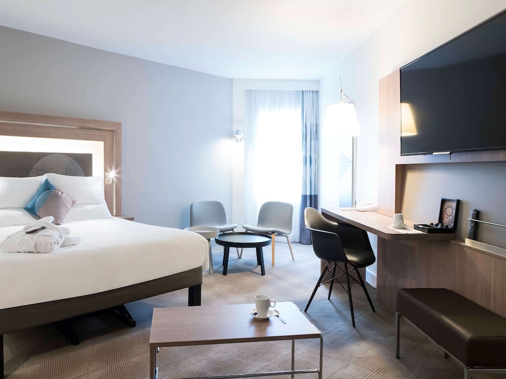 Executive Double Room, 1 Queen Bed with Sofa bed thumbnail 6