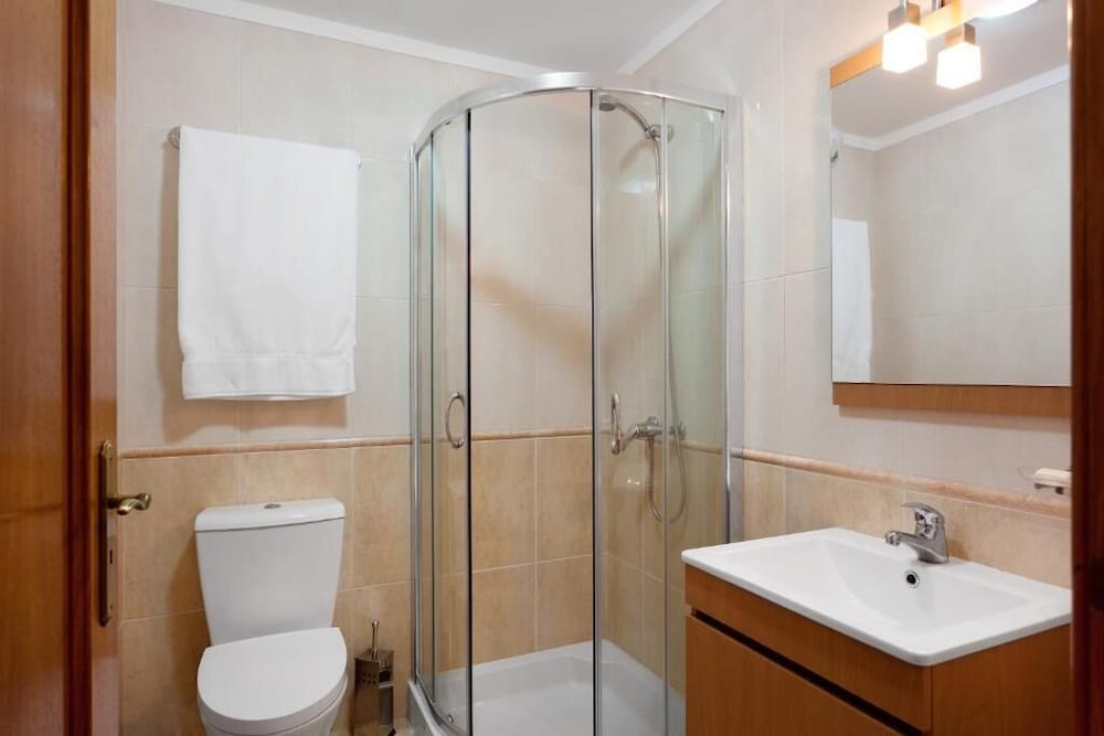 Basic Apartment - Photo 2