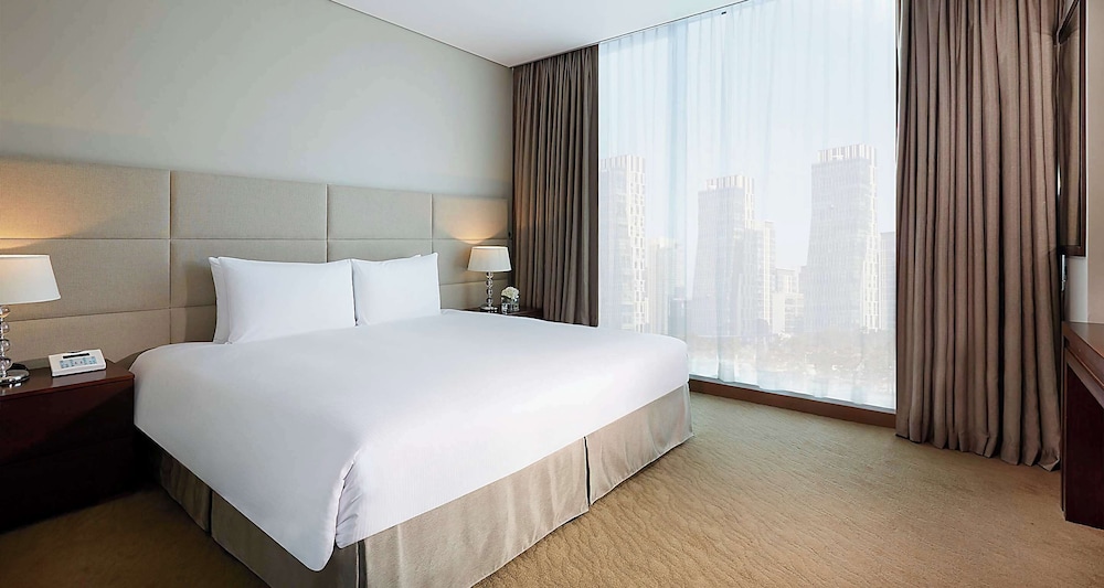 Junior Suite, 1 King Bed, Non Smoking, Park View