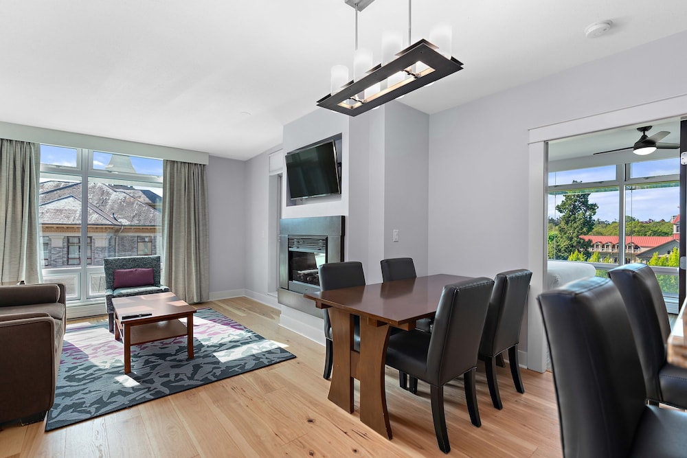 Suite, 1 Bedroom, Corner photo 1