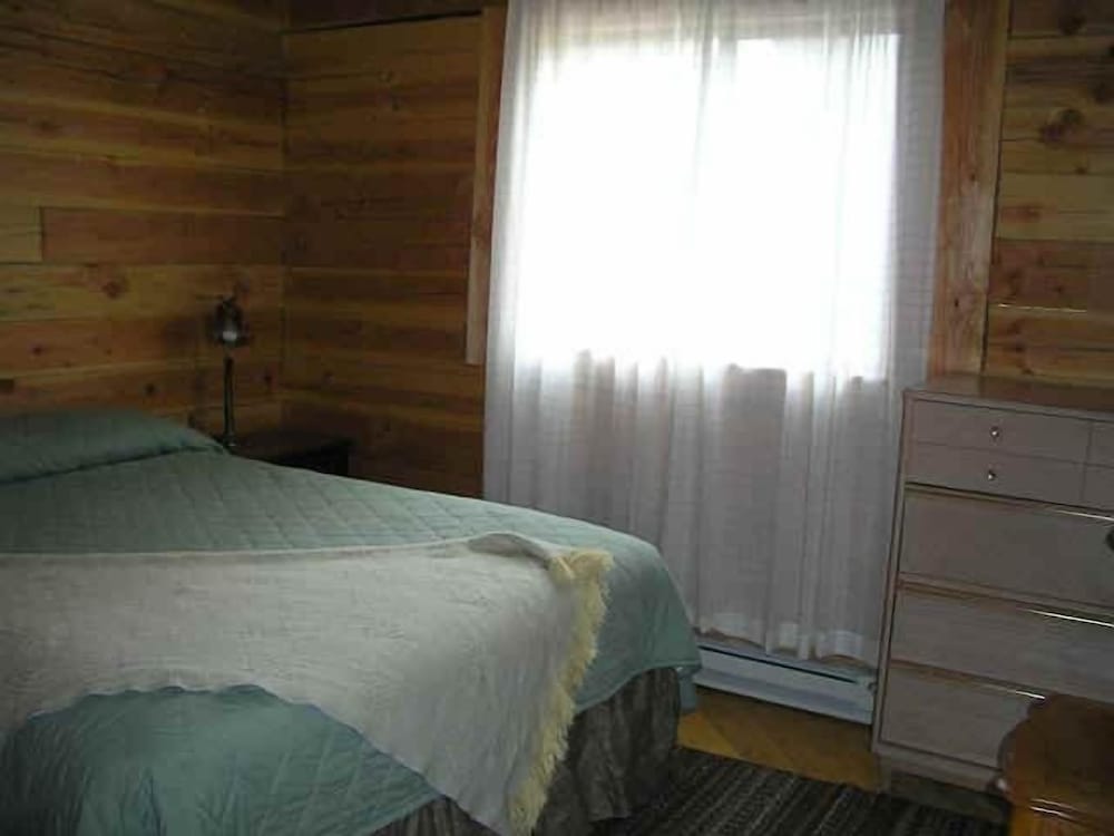 Traditional Cabin, 2 Bedrooms, 2 Bathrooms photo 1