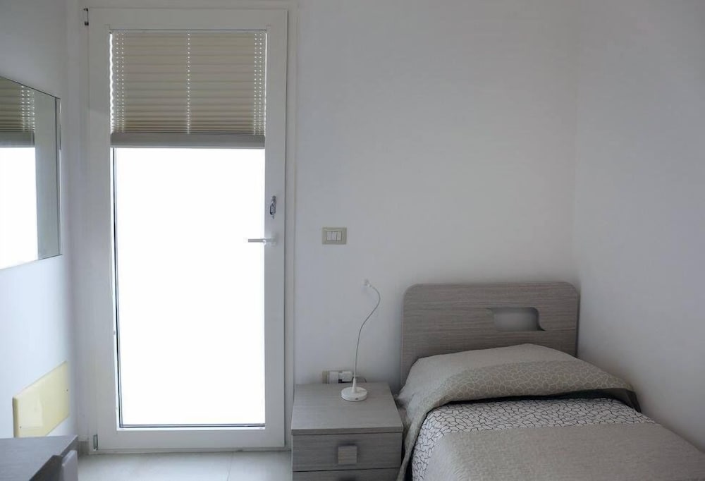 Single Room, Shared Bathroom photo 1