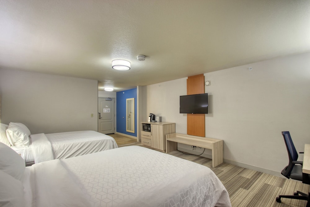 Standard Room, 2 Queen Beds - Photo 11