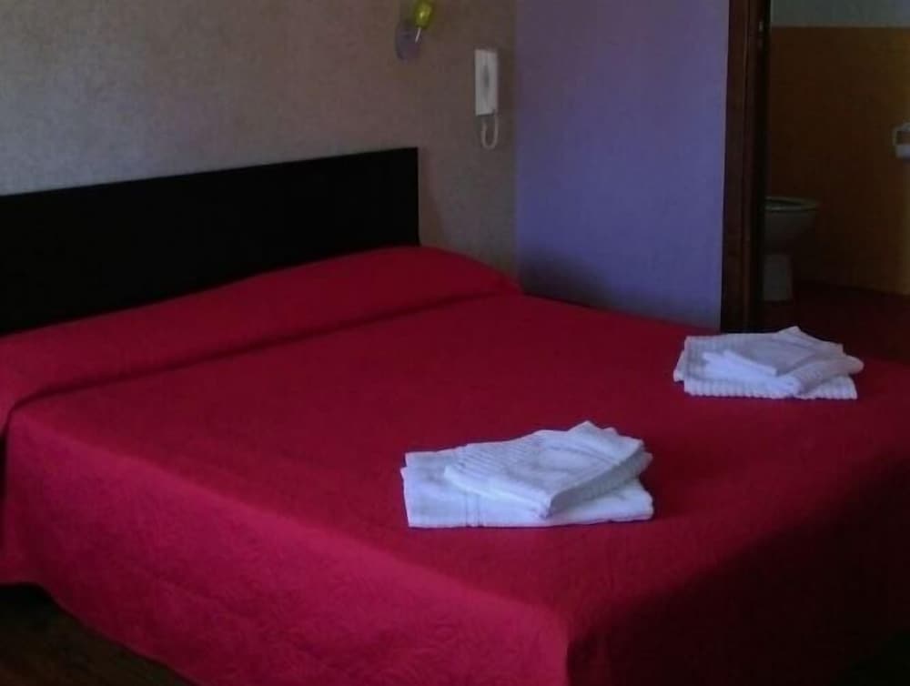 Basic Double Room, 1 Large Twin Bed