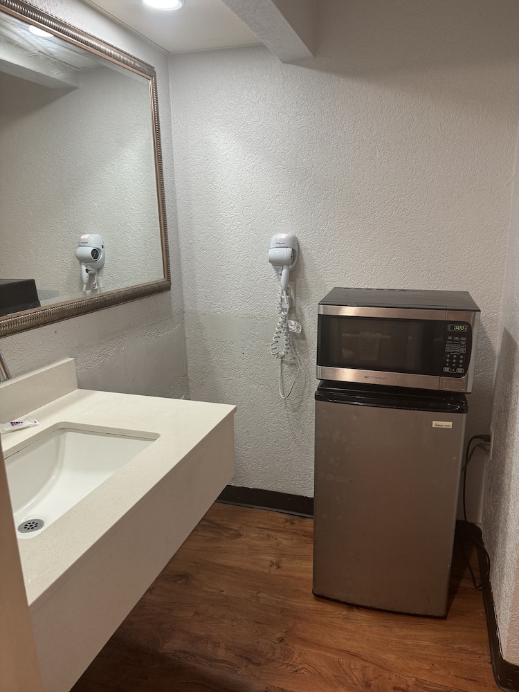Standard Room, 1 King Bed, Non Smoking, Refrigerator & Microwave - Photo 5