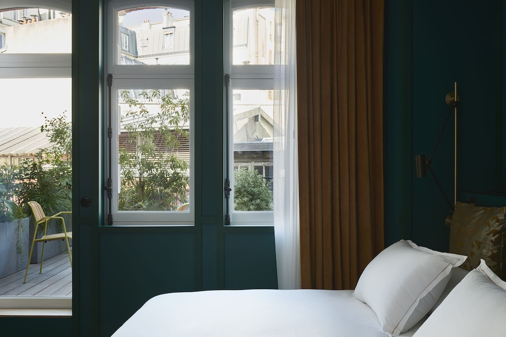 Deluxe Room, 1 King Bed, City View photo 1