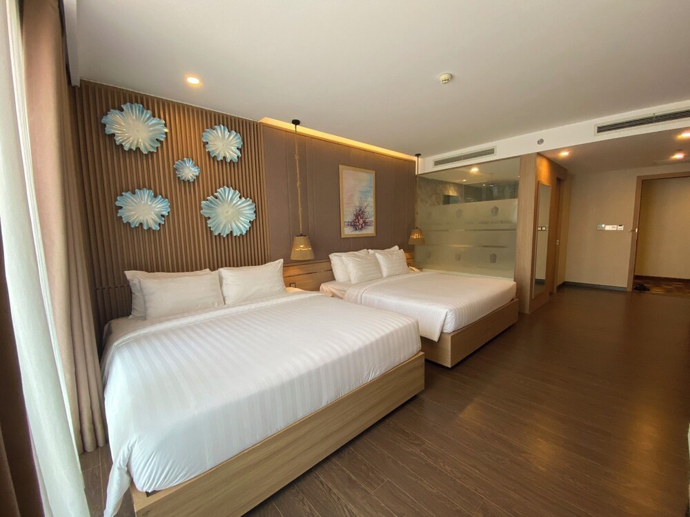 Family Room, Balcony, Partial Ocean View - Photo 11