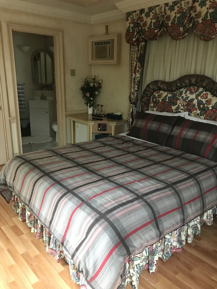 Honeymoon Cottage, 1 Queen Bed, Accessible, Jetted Tub photo 2