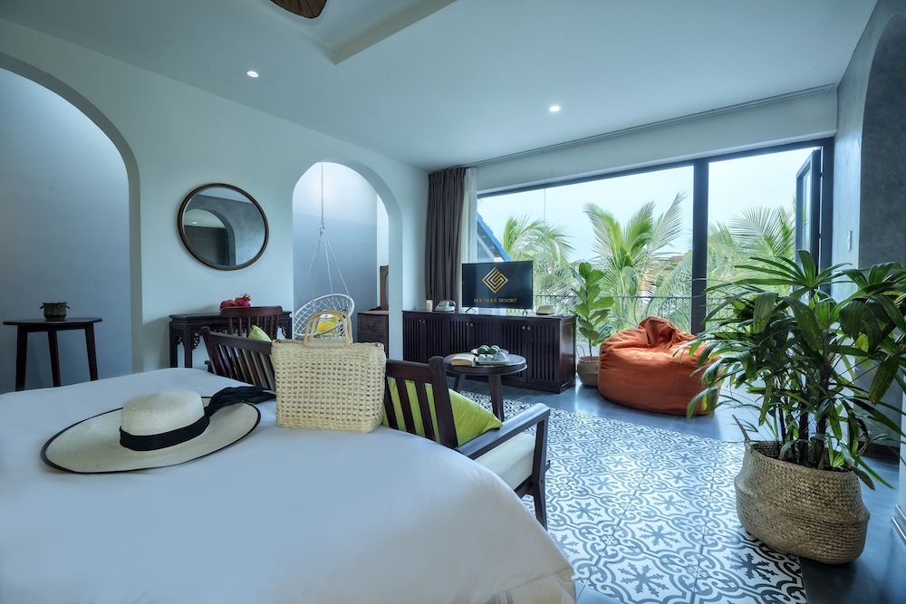 Grand Apartment, 1 King Bed, Kitchenette (with outside bathtub)