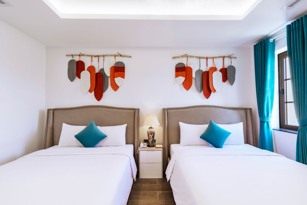 Renata, City View, 2 Twin Beds with Window