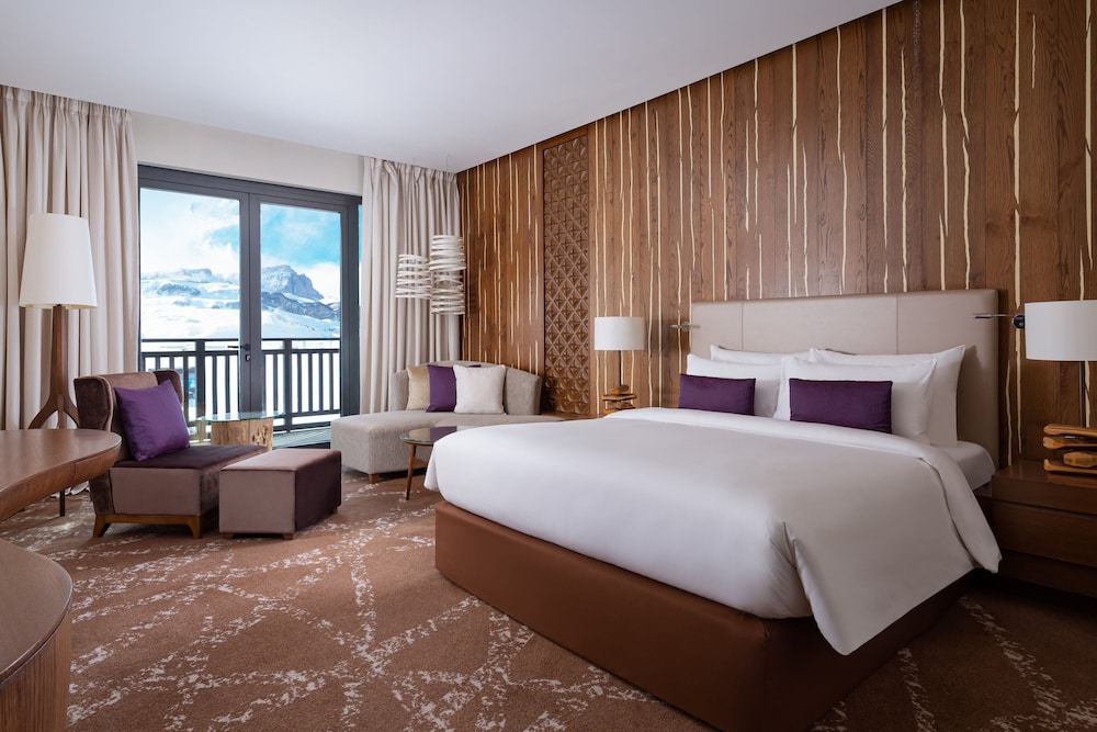 Deluxe Room, 1 King Bed (Balcony) photo 3