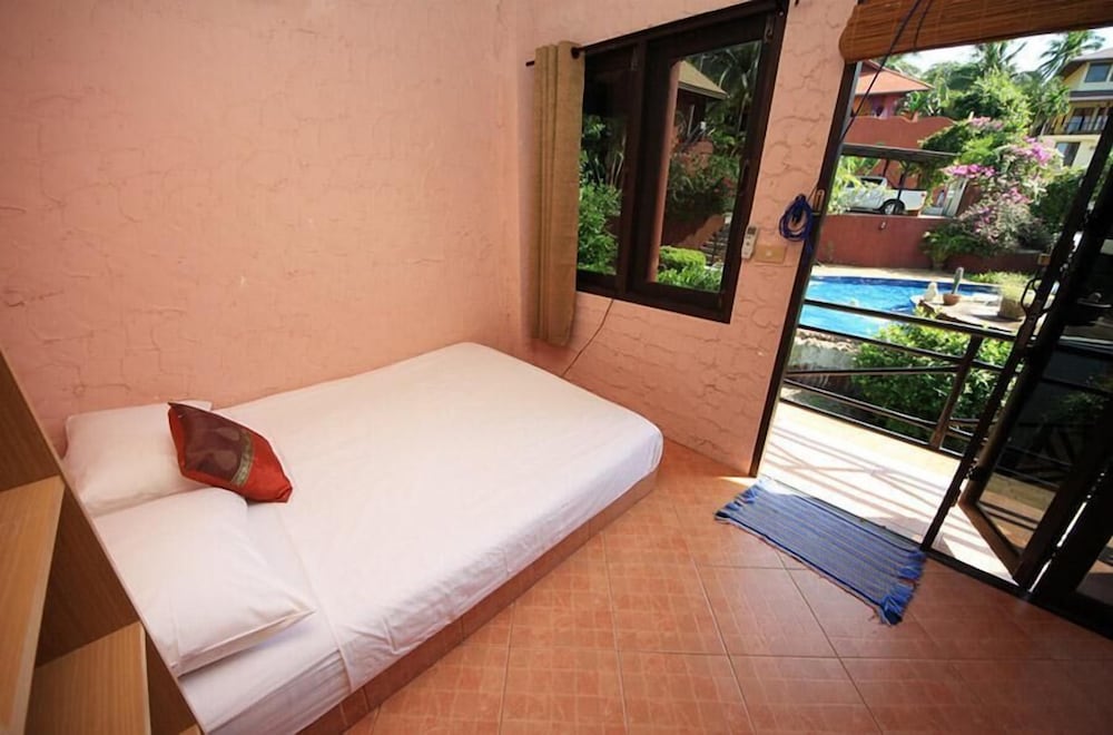 Room, Pool View