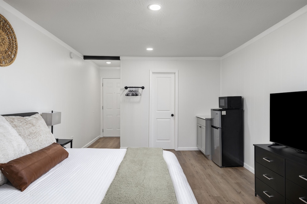 Deluxe Studio Suite, 1 King Bed, Balcony, Valley View photo 3
