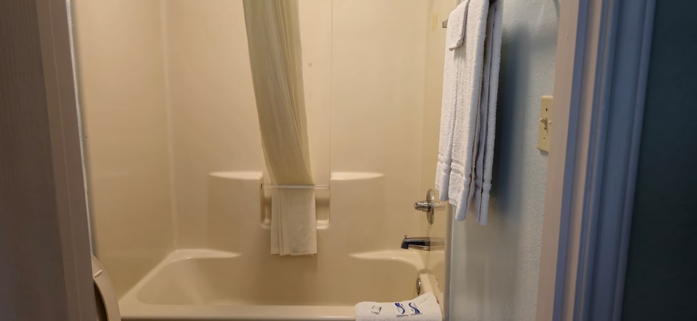 Deluxe Room, 1 King Bed, Non Smoking, Refrigerator & Microwave - Photo 13