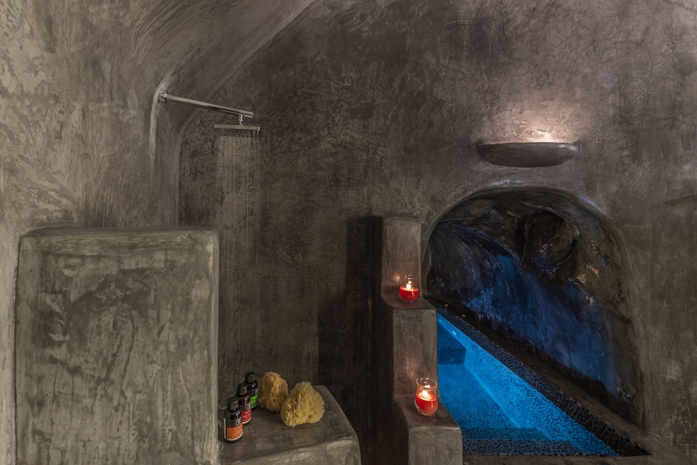 Honeymoon Suite With Indoor Cave Plunge Pool photo 3