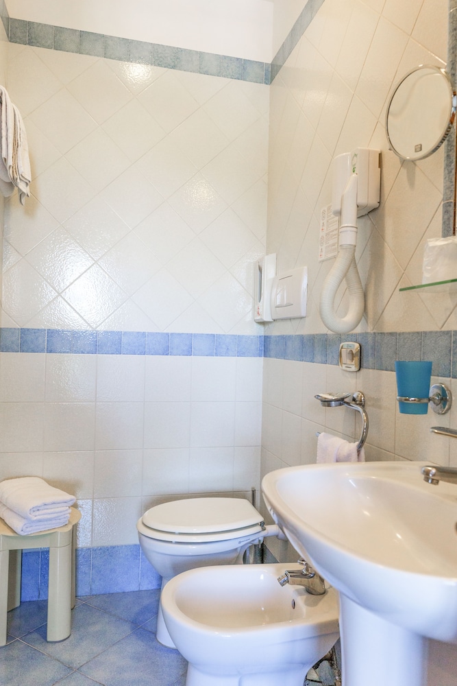 Standard Double or Twin Room photo 2
