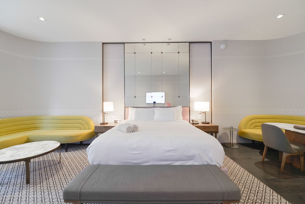 Luxury Studio Suite, 1 King Bed, City View photo 3