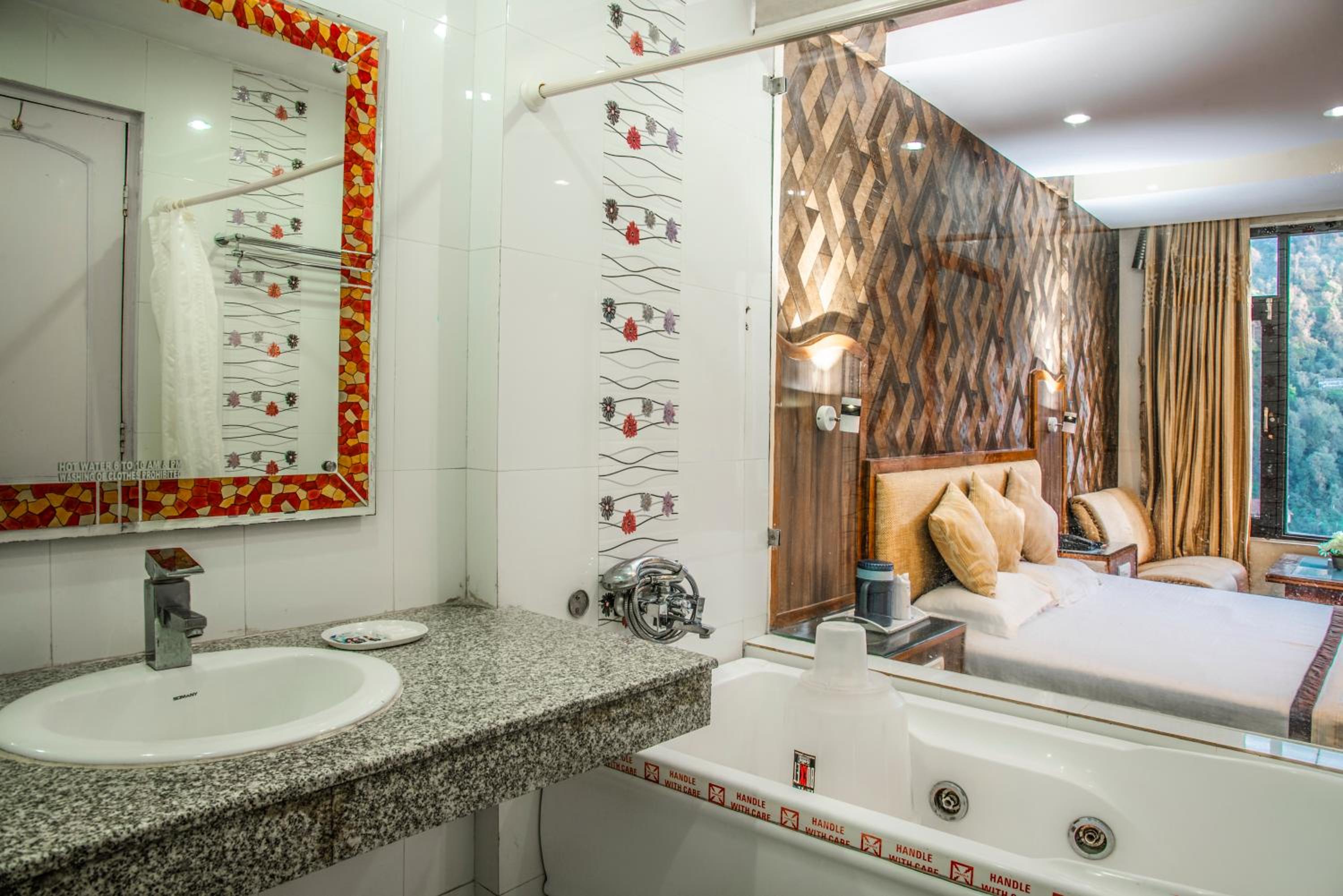 Standard King Room - Photo 5