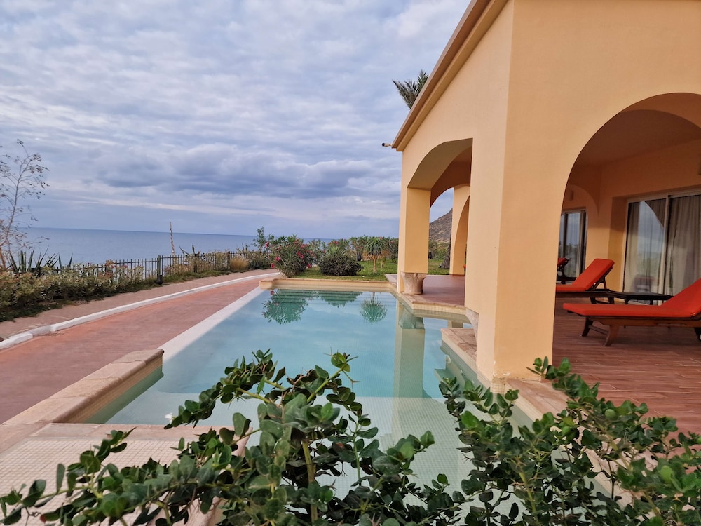 Villa, Multiple Beds