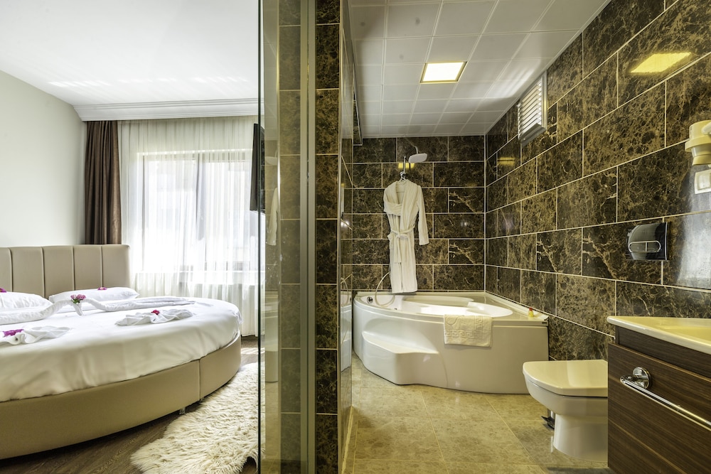 Honeymoon Suite photo 1