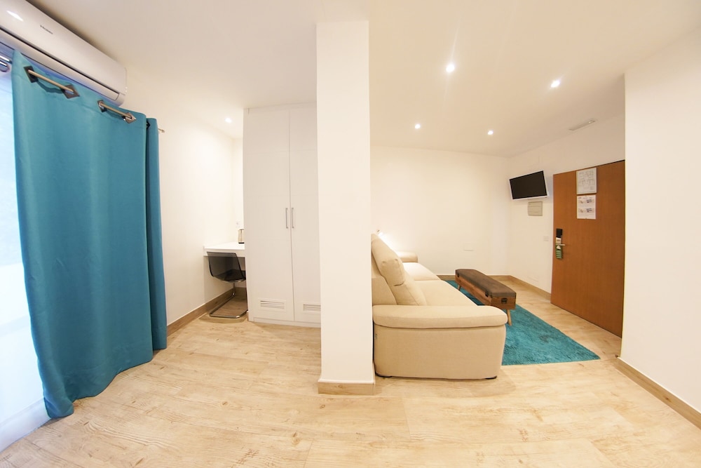 Comfort Double Room, Terrace with Free Airport Shuttle - Photo 9