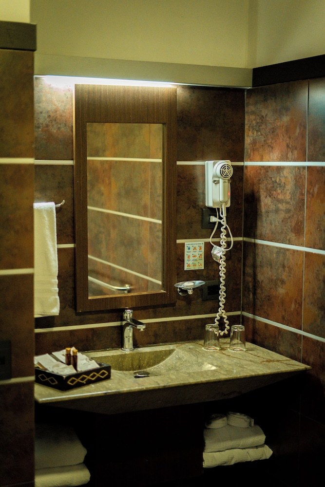 Executive Suite - Photo 5