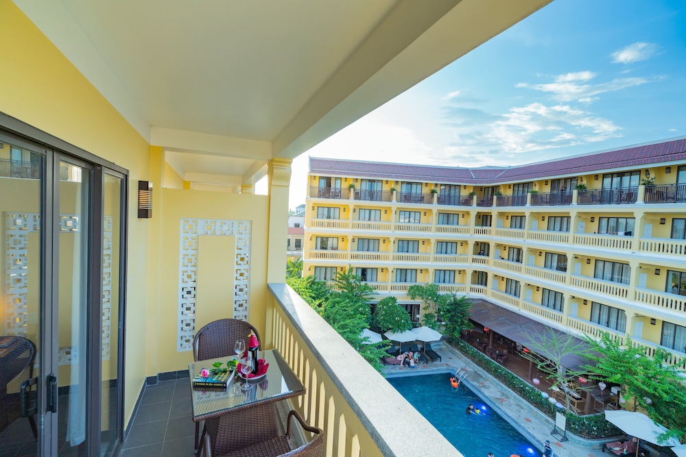 Signature Suite Room with Large Balcony photo 2