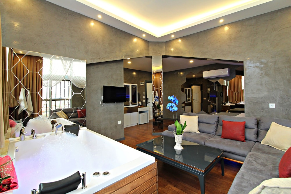 Royal Room, Jetted Tub photo 1