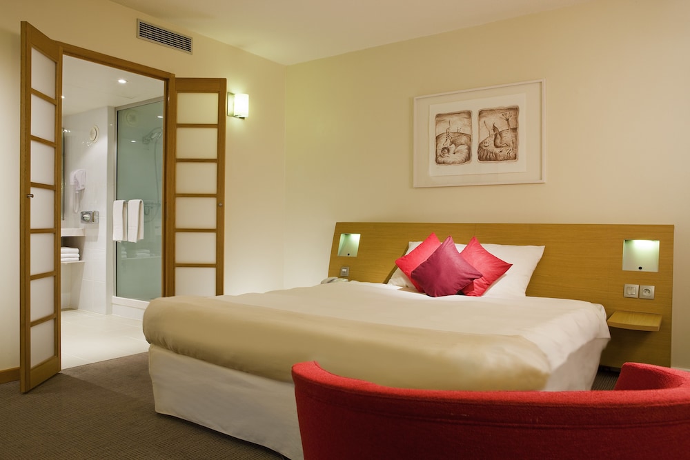 Superior Room, 1 Queen Bed with Sofa bed photo 3