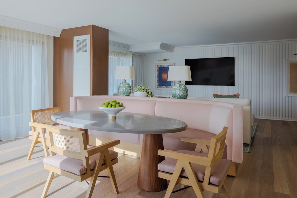Suite, 1 Bedroom, Corner (Malibu Oceanfront) - Photo 1