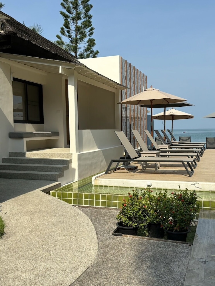 Beach Front Suite with One Way Airport Transfer photo 2