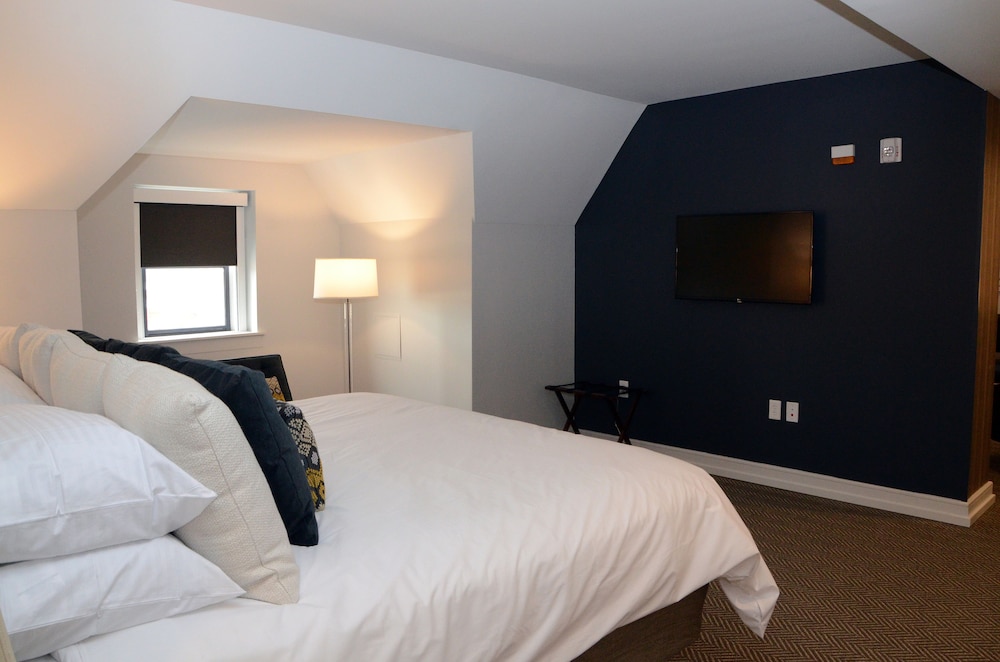 Executive Suite, 1 King Bed with Sofa bed photo 3