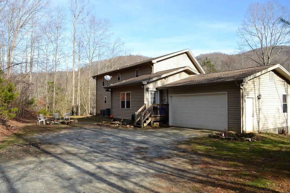 Cabin, Multiple Beds (Comfy mountain home near EVERYTHING y) photo 2