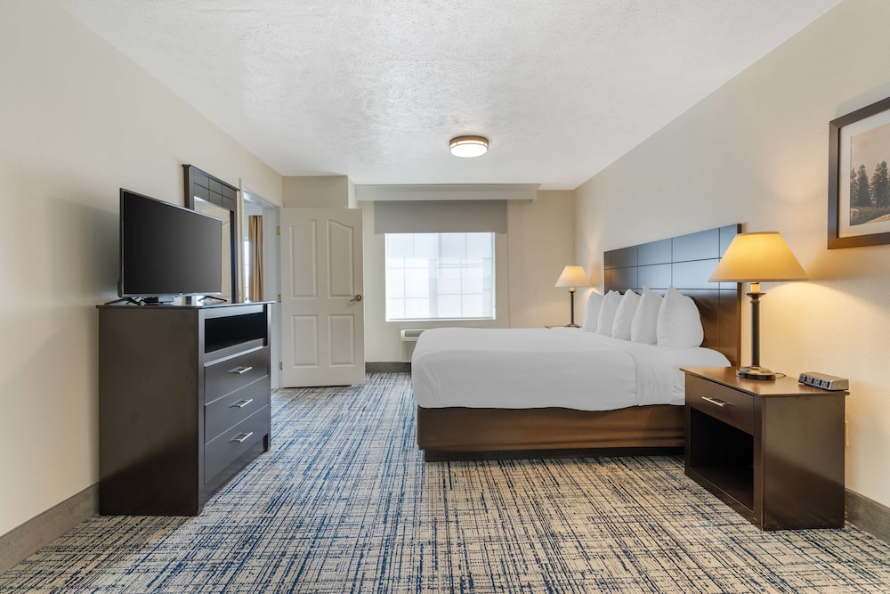 Suite, 1 King Bed, Non Smoking, Jetted Tub (with Sofabed) - Photo 3