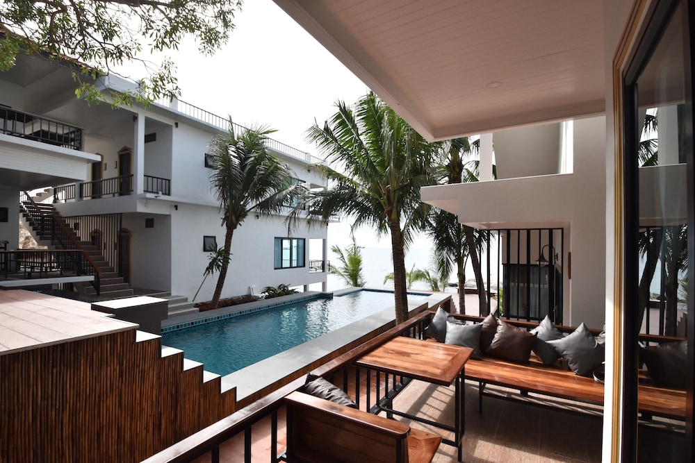 Superior Room, 1 Bedroom, Pool View, Poolside - Photo 4