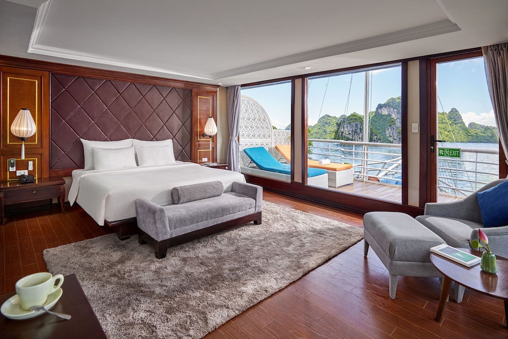 Suite, 1 Queen Bed, Balcony, Bay View photo 1