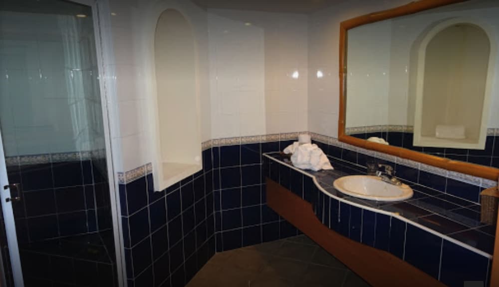 Standard Room, 1 Queen Bed, Garden View - Photo 4