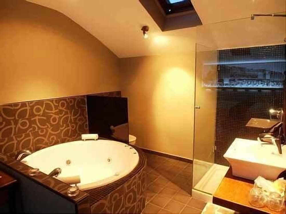 Romantic Suite, Hot Tub (El apeadero) photo 3