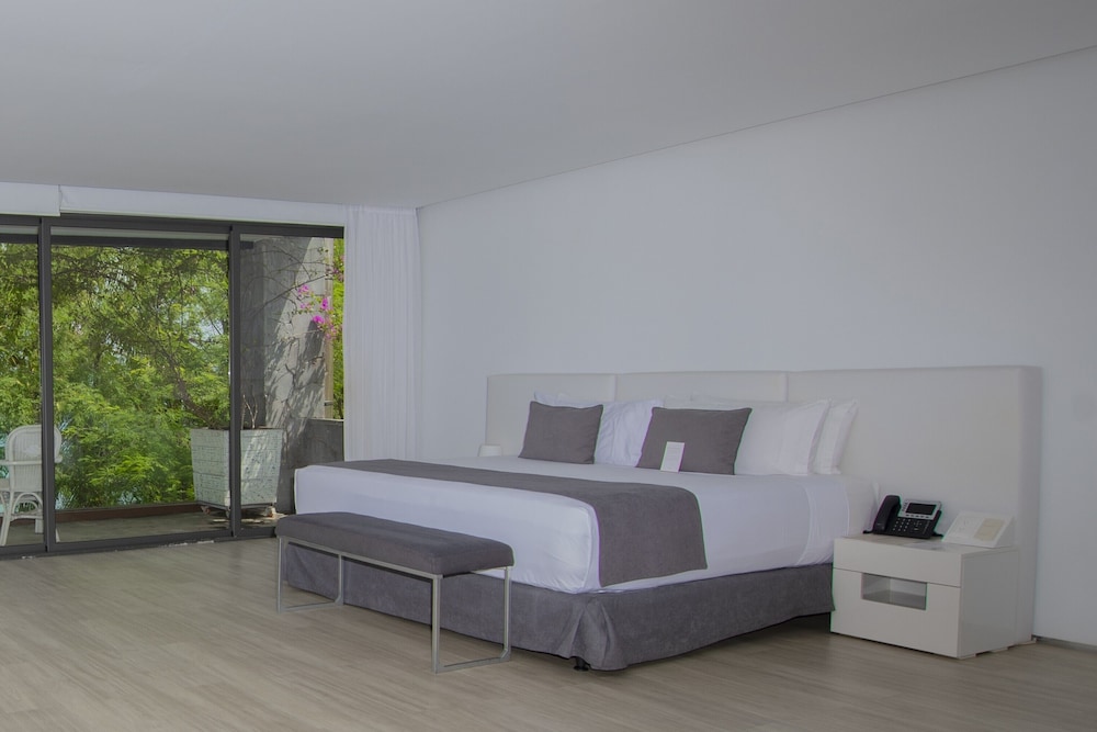 Luxury Room, 1 King Bed, Balcony photo 1