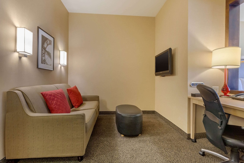 Suite, Multiple Beds, Non Smoking - Photo 4