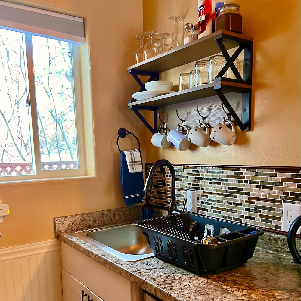 Traditional Cabin, 2 Queen Beds, Kitchenette photo 3