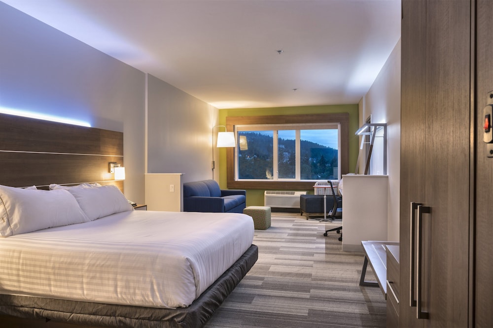 Suite, 1 King Bed with Sofa bed, Jetted Tub photo 2