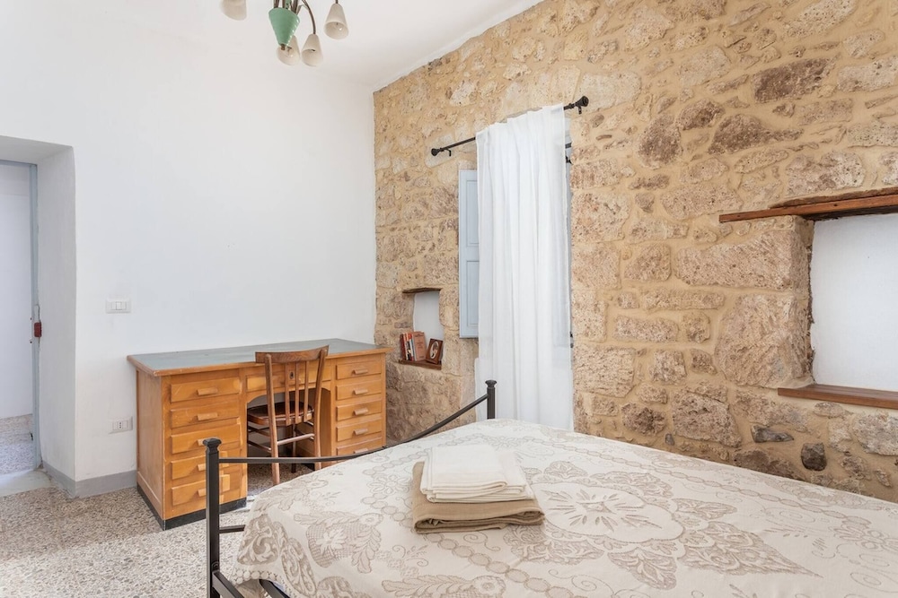House, 4 Bedrooms, Smoking, Balcony photo 1