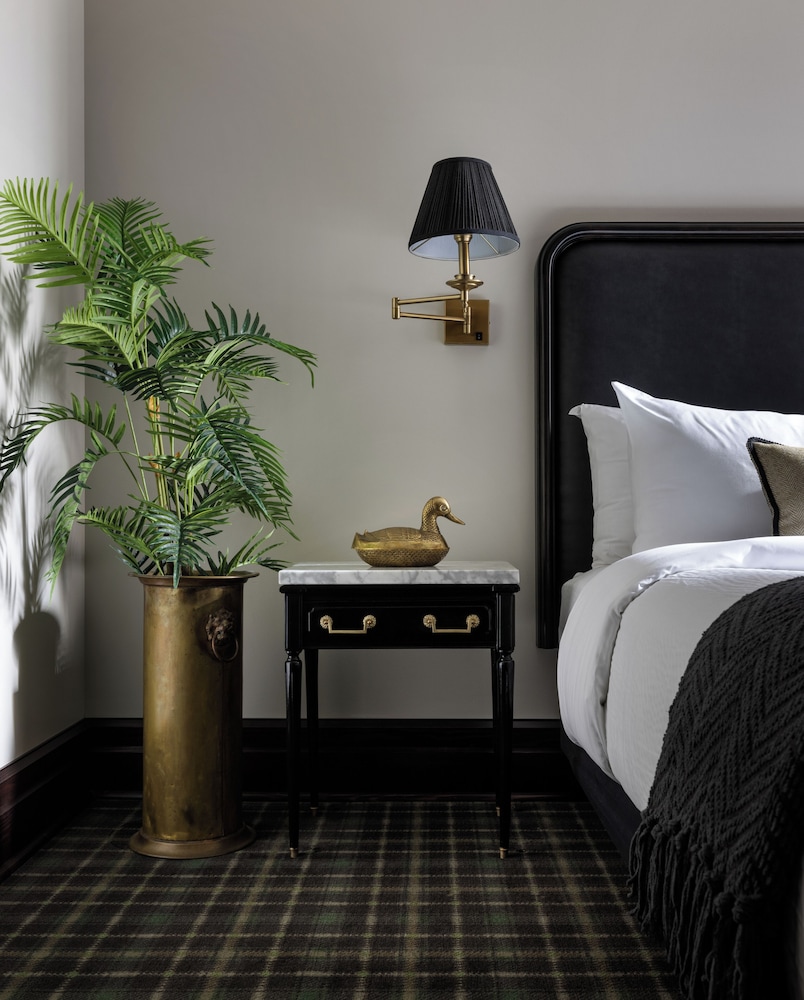 Deluxe Room, 1 King Bed photo 3