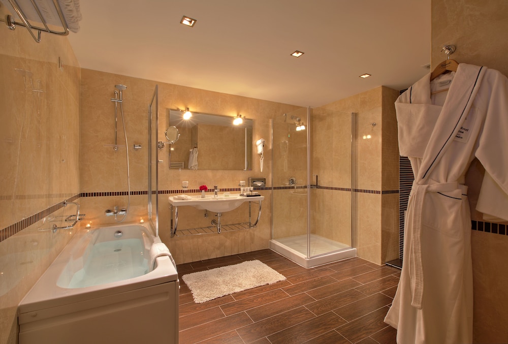Standard Room, 1 King Bed, City View - Photo 5