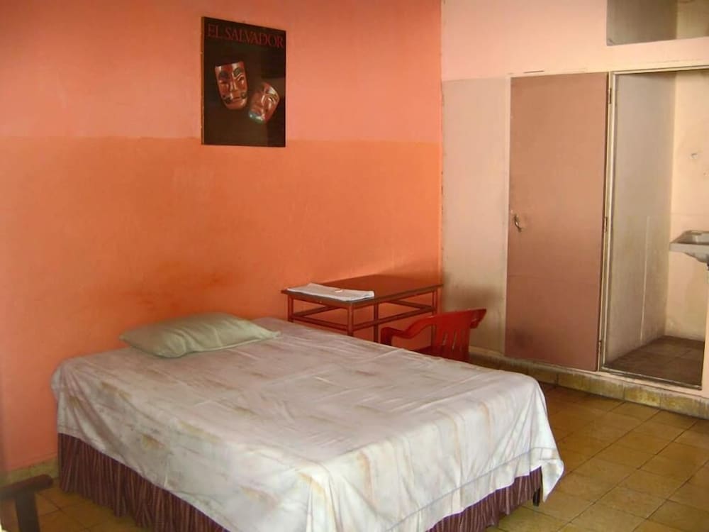 Double Room, 1 Queen Bed, Private Bathroom photo 2