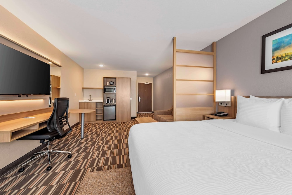 Suite, 1 Queen Bed, Non Smoking (with Single Sofabed) photo 3