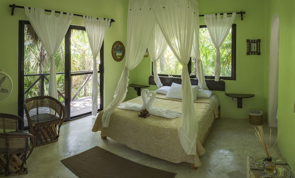 Lirio Garden Room
